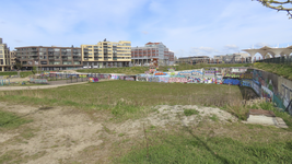 901441 Gezicht over de 'graffitivrijplaats' tussen de Centrumboulevard en het Berlijnplein in de wijk Leidsche Rijn te ...